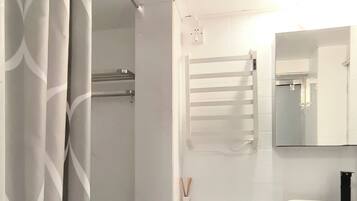 Standard-Studiosuite, Stadtblick | Badezimmer