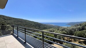 Property grounds - Villa in Corsica With Stunning Sea Views (Viggianello)