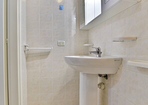 Bathroom - Vanna, in Marina di Campo, close to the pedestrian area and to the beach, far from the noise of the (Campo nell'Elba)
