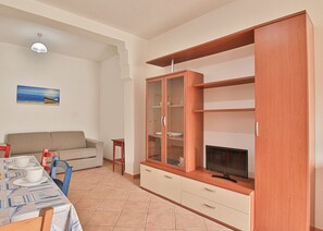 TV - Vanna, in Marina di Campo, close to the pedestrian area and to the beach, far from the noise of the (Campo nell'Elba)