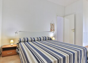 Room - Vanna, in Marina di Campo, close to the pedestrian area and to the beach, far from the noise of the (Campo nell'Elba)