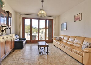 TV - Paola Grande, in Marina di Campo, with two bathrooms, equipped terrace and conveniently located in t (Campo nell'Elba)