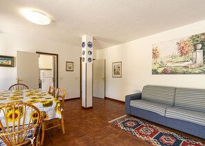 TV - Ottilia, three-room apartment in a residential area close to the center and the beach easily reachab (Campo nell'Elba)