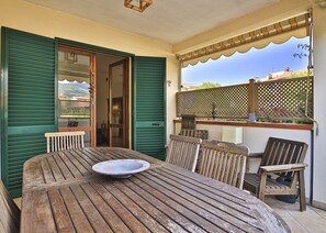 Outdoor dining - Two-room apartment Enea in Marina di Campo, in a quiet area, 350 meters from the beach, with air con (Campo nell'Elba)