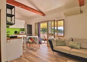 TV - Camilla, a two-room apartment in Seccheto with a splendid sea view, a small balcony equipped with ch (Campo nell'Elba)
