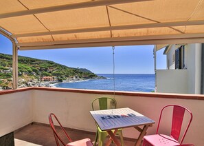 Outdoor dining - Camilla, a two-room apartment in Seccheto with a splendid sea view, a small balcony equipped with ch (Campo nell'Elba)