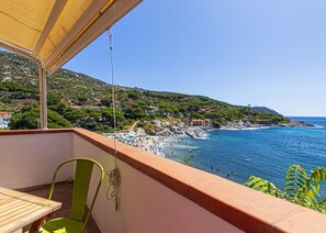 Property grounds - Camilla, a three-room apartment in Seccheto with a splendid sea view, a small balcony equipped with (Campo nell'Elba)