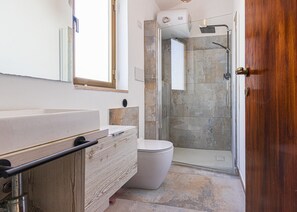 Shower - Camilla, a two-room apartment in Seccheto with a splendid sea view, a small balcony equipped with ch (Campo nell'Elba)