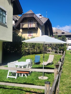 Outdoor dining - "Pleasant apartment in a well-maintained setting" (Canazei)