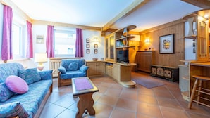 Living area - "Pleasant apartment in a well-maintained setting" (Canazei)