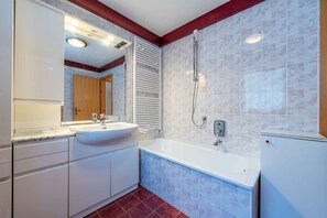 Shower, hair dryer - "Pleasant apartment in a well-maintained setting" (Canazei)