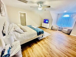 Tabla de planchar con plancha, wifi y ropa de cama
