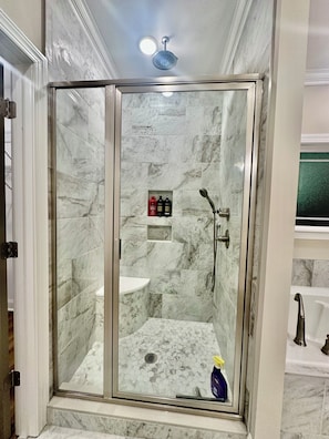 Douche, sèche-cheveux, bidet, serviettes fournies