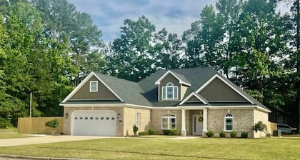 Spacious 5-bedroom 7 beds house in tranquil Rocky Mount with AC