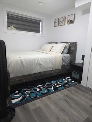 Iron/ironing board, free WiFi, bed sheets - Adorable basement suite in Keswick Edmonton perfect for relaxing stays (Edmonton)