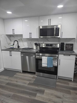 Paper towels - Adorable basement suite in Keswick Edmonton perfect for relaxing stays (Edmonton)