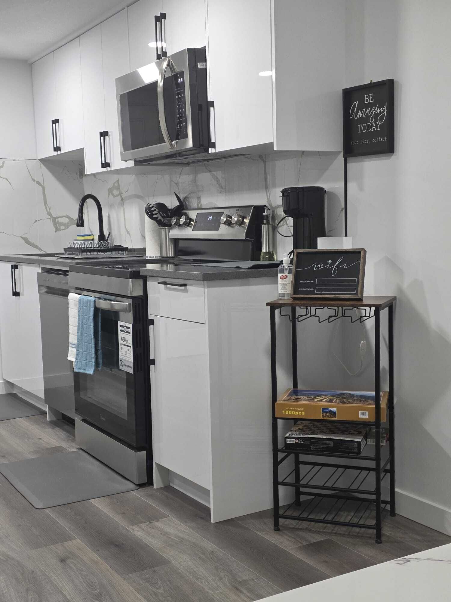 Cafetera/tetera, refrigerador, microondas, horno