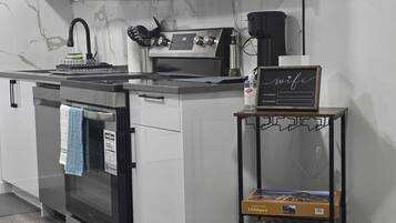 Cafetera/tetera, refrigerador, microondas, horno