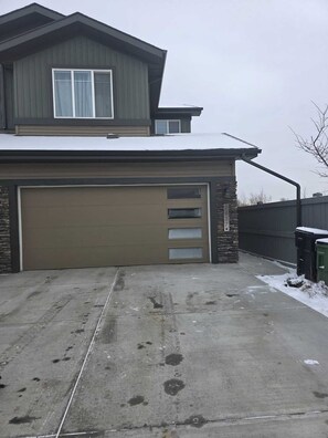 Exterior - Adorable basement suite in Keswick Edmonton perfect for relaxing stays (Edmonton)