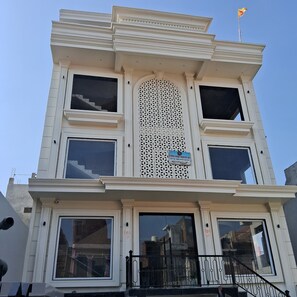 Vista frontal de la propiedad