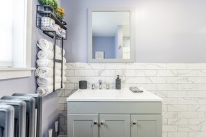 Towels, soap, toilet paper - Modern 2 Bedrooms [1 King 1 Queen Bed] in the heart of south Philly!! Read More! (Philadelphia)