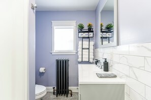 Towels, soap, toilet paper - Modern 2 Bedrooms [1 King 1 Queen Bed] in the heart of south Philly!! Read More! (Philadelphia)