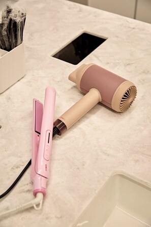 シャワー、バスアメニティ (無料)、ヘアドライヤー、スリッパ