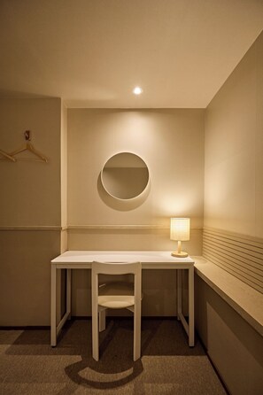 Premium bedding, memory foam beds, free minibar, in-room safe - Kiwa Hostel (Seoul)