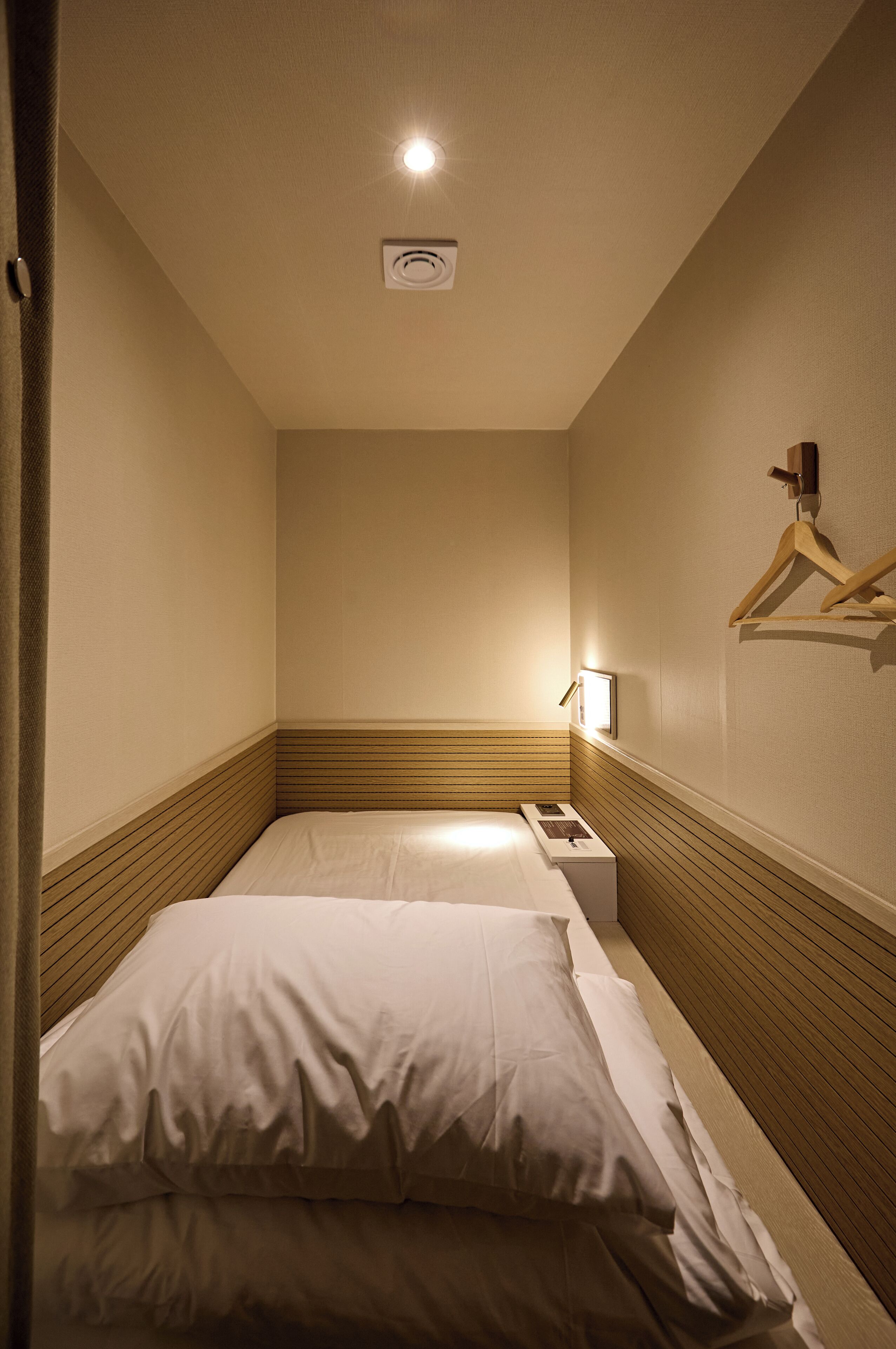 高級寝具、低反発ベッド、セーフティボックス (室内)、WiFi (無料)