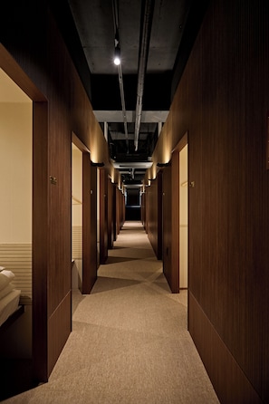 Premium bedding, memory foam beds, free minibar, in-room safe - Kiwa Hostel (Seoul)
