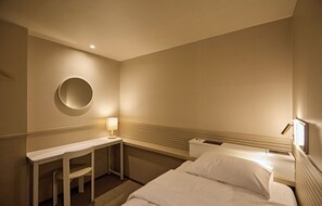 Premium bedding, memory foam beds, free minibar, in-room safe - Kiwa Hostel (Seoul)