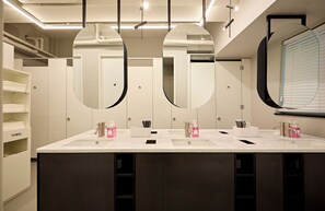 Shower, free toiletries, hair dryer, slippers - Kiwa Hostel (Seoul)