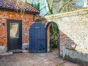 Property grounds - Sparrows Nest - UK50109 (Sparrow Green, near Dereham)
