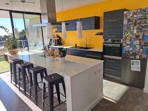 Mikroaaltouuni, uuni, liesi, astianpesukone