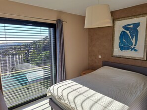 Silitysrauta/-lauta, Wi-Fi, vuodevaatteet