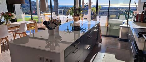 Microondas, horno, parrilla de estufa y lavavajillas