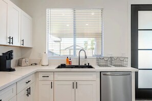 Micro-ondes, four, plaque de cuisson, lave-vaisselle