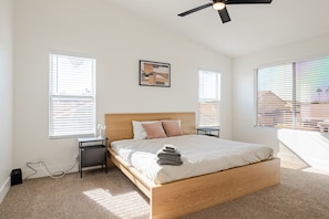 Desk, iron/ironing board, free WiFi, bed sheets - Modern, Spacious & Peaceful 4B/3B House (Chandler)