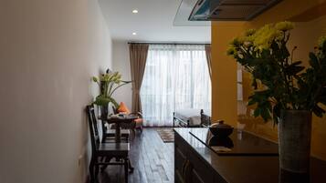 Deluxe Room, City View | Private kitchen