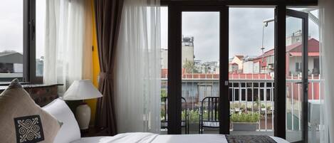 Blackout curtains, soundproofing, free WiFi