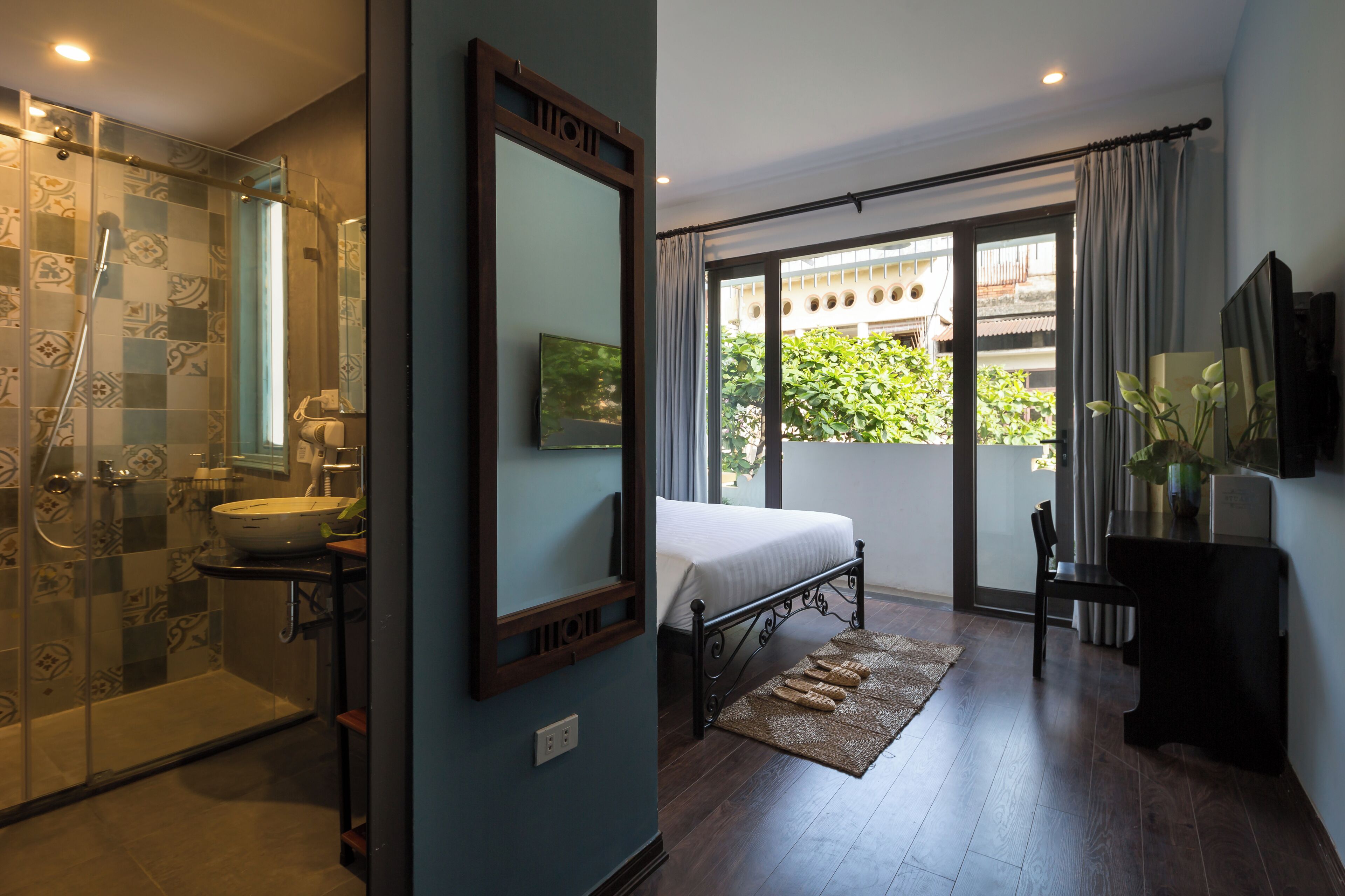 Studio, Balcony, City View | Bathroom | Shower, free toiletries, hair dryer, shampoo