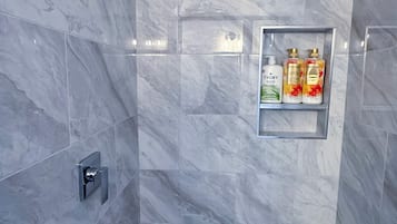 Ducha, secador de pelo, toallas, jabón