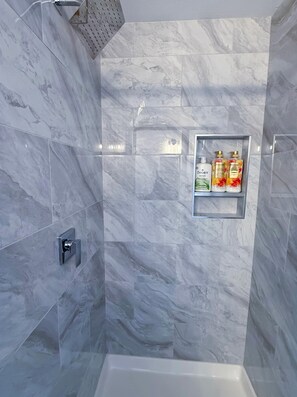 Een douche, een haardroger, handdoeken, zeep