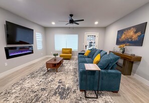 TV - Enjoyable 4-bedroom house with AC in charming Sacramento (Sacramento)