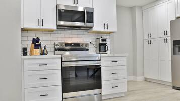 Mikrovågsugn, ugn, spishäll och diskmaskin