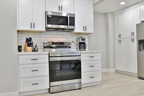 Mikrovågsugn, ugn, spishäll och diskmaskin