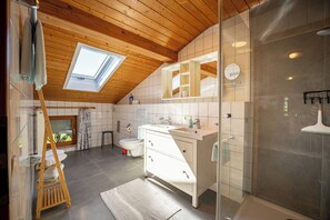 Shower, hair dryer, towels - Mansard apartment 62 sqm with 2 separate bedrooms, living room with kitchenette (Samerberg)