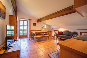TV - Mansard apartment 62 sqm with 2 separate bedrooms, living room with kitchenette (Samerberg)