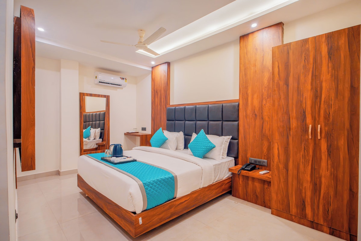 Family Room | Desk, laptop workspace, WiFi (free), bed sheets