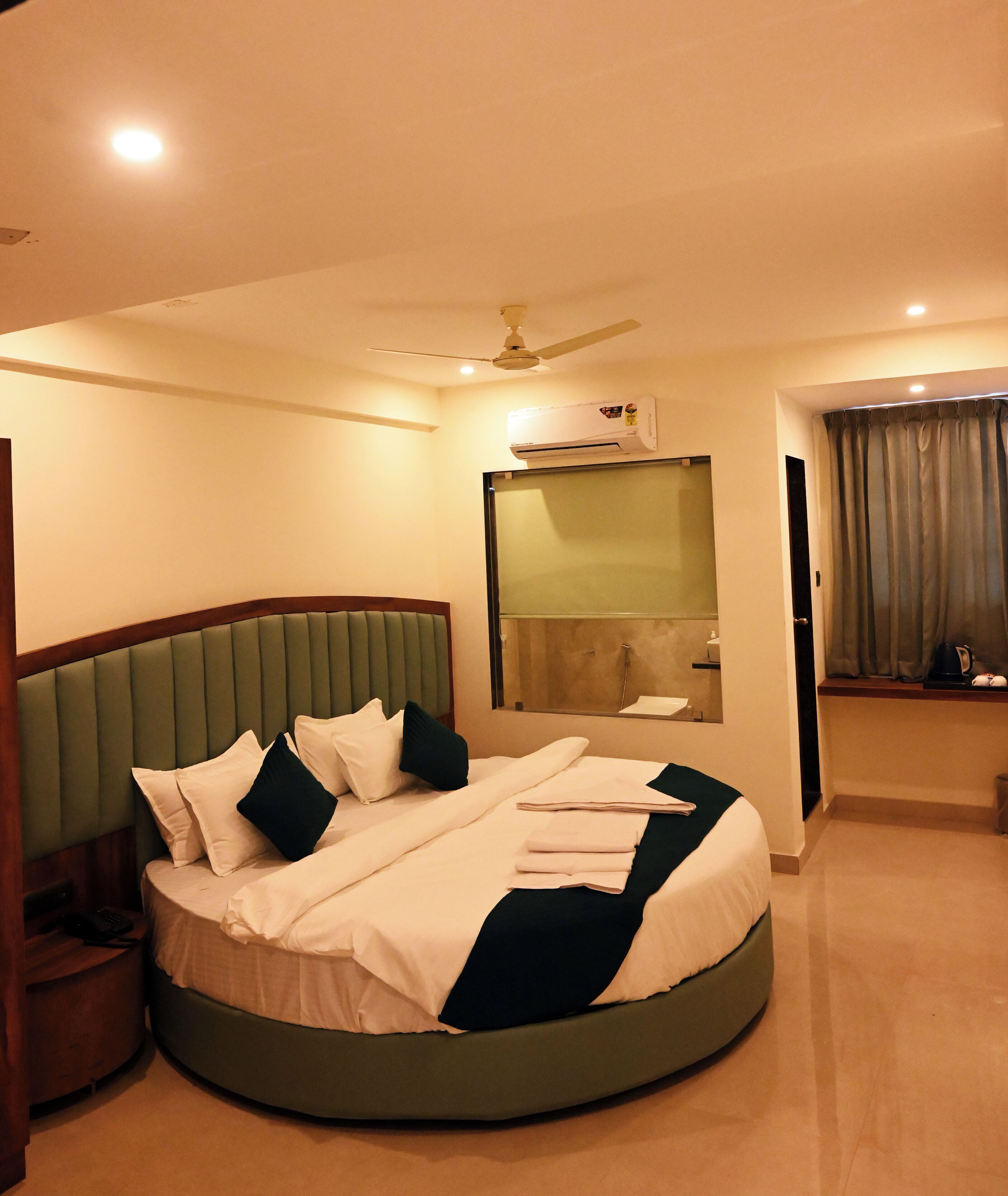 Kamar Deluks | Meja kerja, ruang kerja ramah laptop, dan Wi-Fi gratis